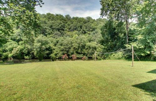 Astounding River View - Outdoor Hot Tub, Volleyball Net, Game Room + More! - Foto 47