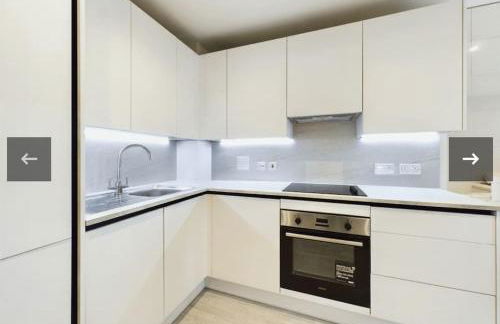 Luxury Apartment Near Train Station and Shops - Gym Access - Photo 7