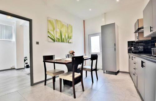 Freckleton House in Town Centre, near Blackpool, Sleeps 6, Free Parking - By NMB Property - Photo 14