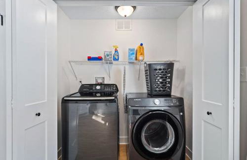 Spacious 4BR in Kamms Corners Cleveland - Game Room - Sleeps 9 - Foto 38