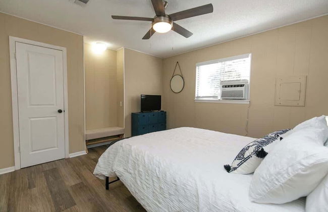 Texas Charm Cottage - 1 Block From the Lake & Hill Country Views - Foto 4