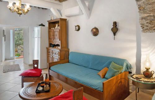 Maria in the castle Kea - Photo 2