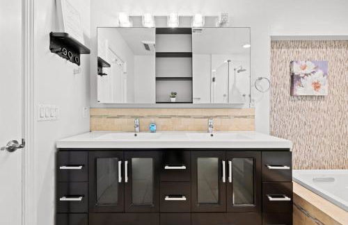 Luxury Estate with Sparkling Pool & Elegant Amenities - Foto 114