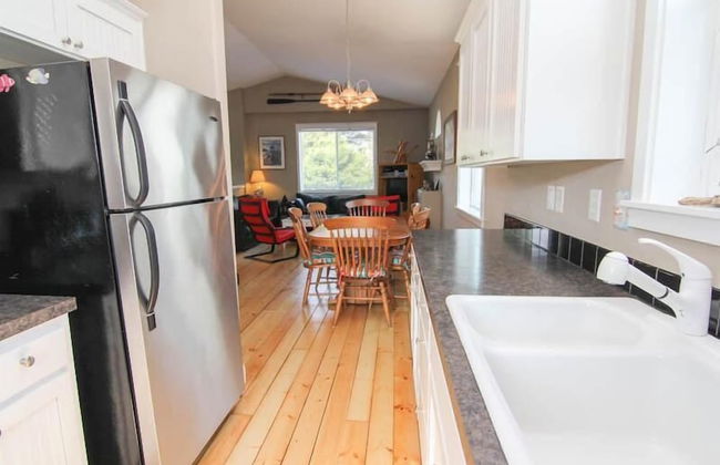 Lola's Lighthouse - Photo 4