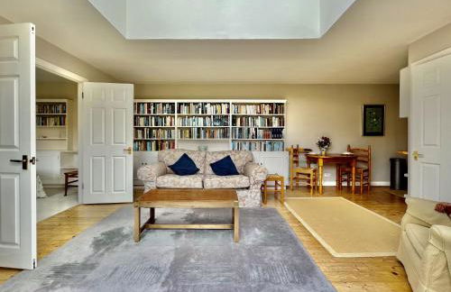 Library Cottage by inspirestays-com - Foto 7