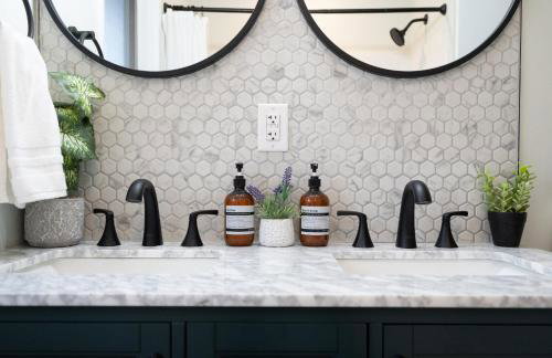 5 Bedroom 2 & 1 half Bath Group Stay Fun Design in Quiet Neighborhood - Foto 28