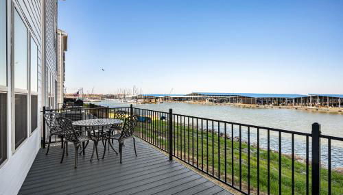 Stylish 4BR Lake House - Photo 4