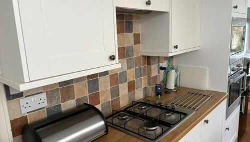 Tranquil Wolves Retreat with 4 Bedrooms - Foto 2, furniture, stove