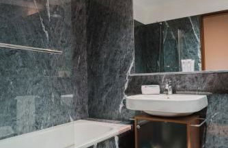 Elegant Riverfront Flat | Pool & Sports by Host Wise - Foto 38