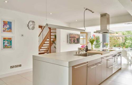 Cheltenham's Most Luxurious House - Beautiful Hot Tub & Indoor Pool - Photo 3