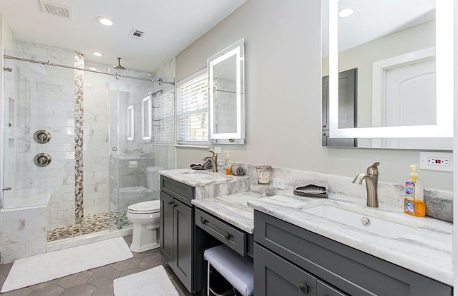 Waterfront 5 BR w/ Hot Tub Sleeps 13! - Foto 36