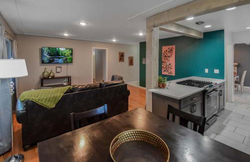 Enchanting Upper Unit with City Charm - Foto 6