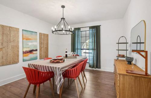 Boho Retreat with 2 Masters and Plenty of Space - Foto 23