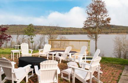 Historic & Secluded Estate on the Hudson River w/ Pool Sleeps 24 River House by Avantstay - Foto 117