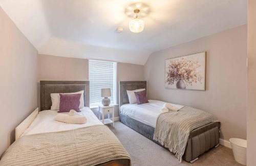 Charming 3BR Cottage Near Windsor and Sights - By Tempstay - Foto 16