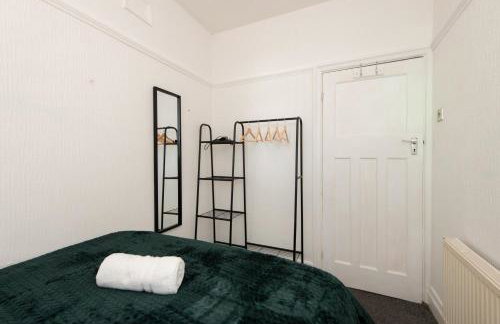 Large House for Groups with Huge Driveway - FREE PARKING - Photo 40