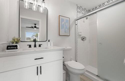 Relaxing 2BR Florida Home Close to Beach - Photo 45