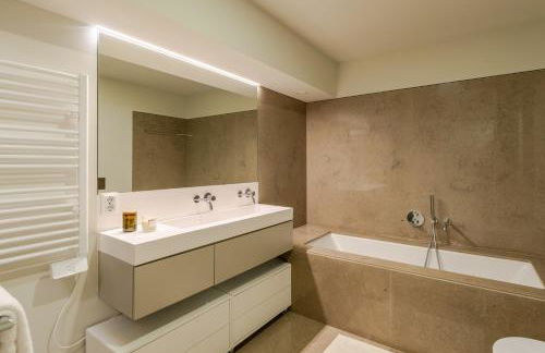 Grand Villa w/ Pool, Garden & Garage by HostWise - Foto 64