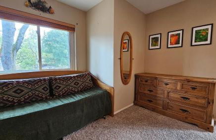 Knotty Pine Cabin with Artisan Stone Patio - Walk to Bass Lake - Foto 11