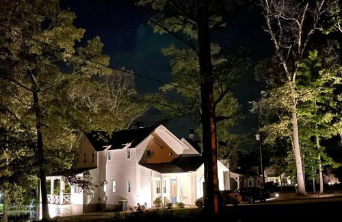 Luxe Lakefront Getaway with Porch and Water View! - Foto 39