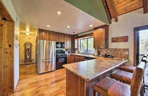 Spacious Lake Arrowhead Home with 2 Decks and Views - Foto 7