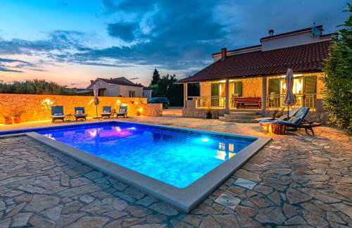 Holiday House Paula sa privatnim grijanim bazenom na mirnoj lokacija blizu mora - Foto 46