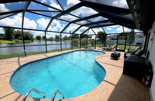 Spacious lakefront pool home in North Fort Myers - Foto 2