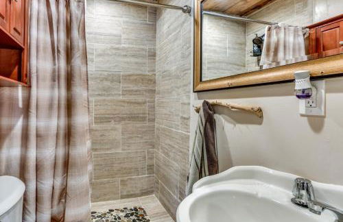 9 Mi to Bass Lake Cabin with Fire Pit in Wishon! - Foto 18