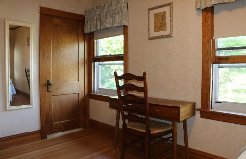 Historic Home with Outdoor Hot Tub Near Downtown in Public Transportation Hub - Photo 10