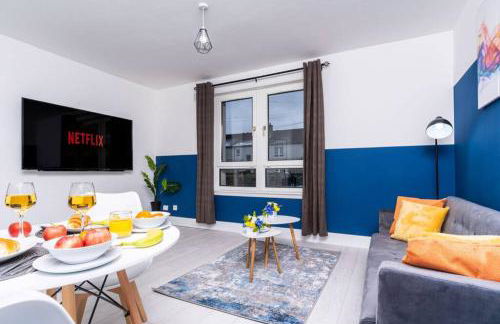 Cheerful 2 Bedroom Homely Apartment, Sleeps 4 Guest Comfy, 1x Double Bed, 2x Single Beds, Free Parking, Free WiFi, Suitable For Business, Leisure Guest, Contractors, QE Hospital, Glasgow, Near Airport & City Centre, Perfect For Common Wealth Games 2026 - Foto 2