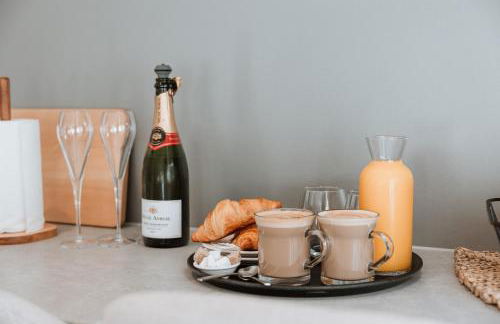 2 Bed Apartment Overlooking the Square Step Out to Shops & Dining - Foto 10