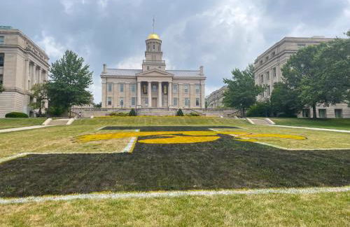 Iowa River Landing steps to Xtream Arena & Coralville Convention Center - Foto 45