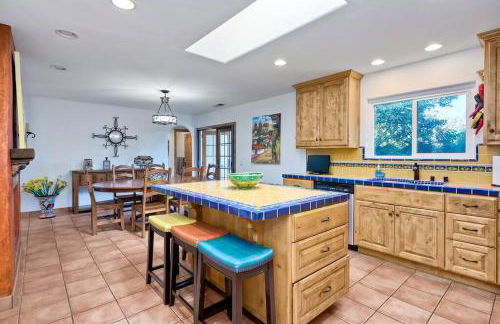 Great Group Retreat! Hacienda Decor, Spacious Floor Plan, Private Backyard - Foto 8