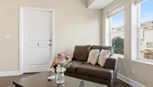 Relax and Explore Poolside Stay Near Local Spots - Foto 3