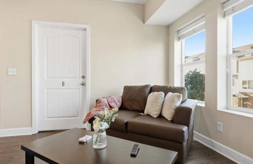 Relax and Explore Poolside Stay Near Local Spots - Foto 3