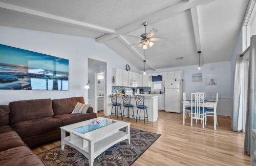 Pets OK Beach Home, Short Walk Beach Access, and Views - Foto 1