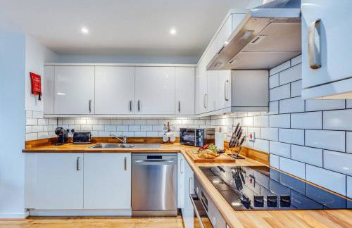 Beautiful Canal Side Apartment - City Centre - Balcony, Secure Parking, Self Check-In, Fast WiFi and Smart TV with Sky TV and Netflix by Yoko Property - Foto 6