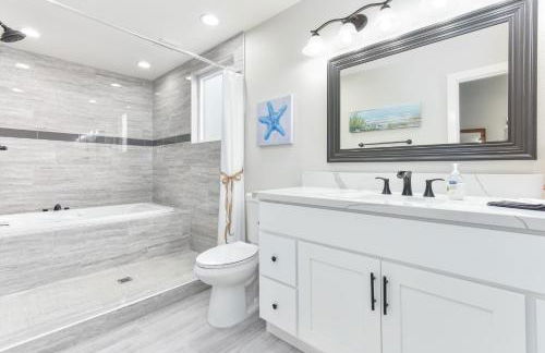 Sunset Island 3 Level Home on the Water sleeps 10 - Photo 39