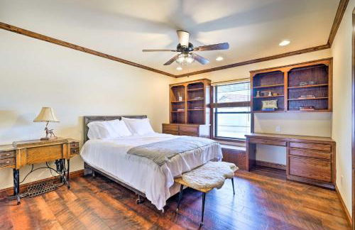 Pool and Putting Green Group Getaway in Glendale! - Foto 23