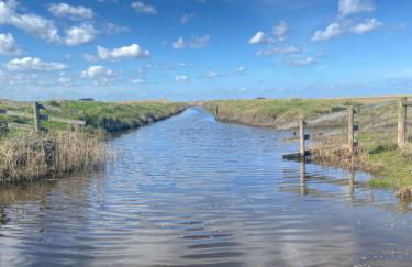 Bramblebee Cottage Salthouse - Photo 25
