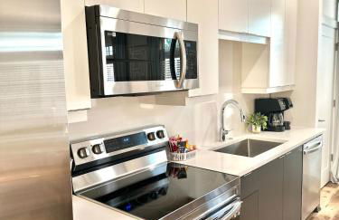 Golden Glow Style - Comfort & Central - Buckhead with Free Parking - Foto 10