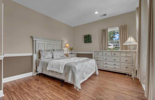 Lakefront Getaway with Dock Pool Sunset Games - Foto 34