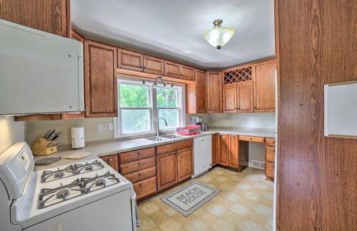 Pet-Friendly Lake Getaway 1 Block to Beach! - Foto 9