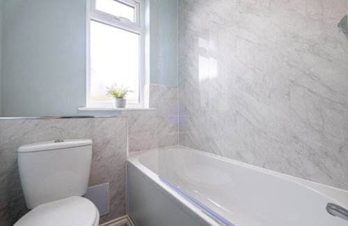 Stunning Home Ideal for comfort by Our Home Short Stays Free parking fast Wi-Fi and plenty of shops and eating options close by - Foto 12