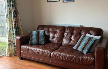 2-Bed Home with Parking, Near Airport, NEC & JLR - Foto 11