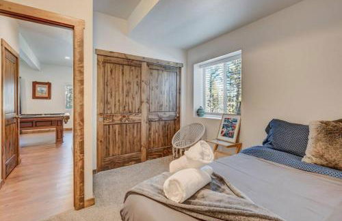 Rustic cabin charm w/ hot tub, arcade basketball - Foto 48