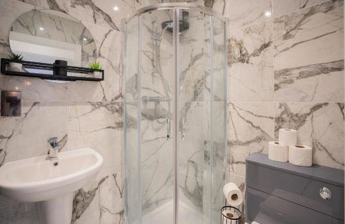 Spacious 3BR Home by D3 Short Stay, Sleep 9, Free WIFI & Parking - Foto 36