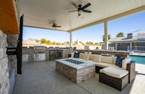 Backyard Oasis Heated Pool Game Room Gazebo - Foto 59