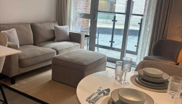 Entire Prestige Apartment in Poole Quay - Free Parking, Fast WiFi, Smart TV & Netflix - Foto 5