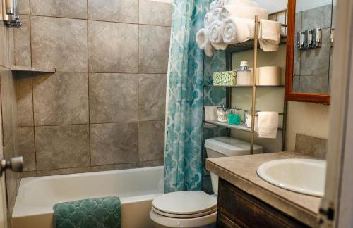 Congeniality and Comfort. All the essentials with class, 2 nights? 2 weeks? Stay, relax, work, or go out for fun. - Foto 14